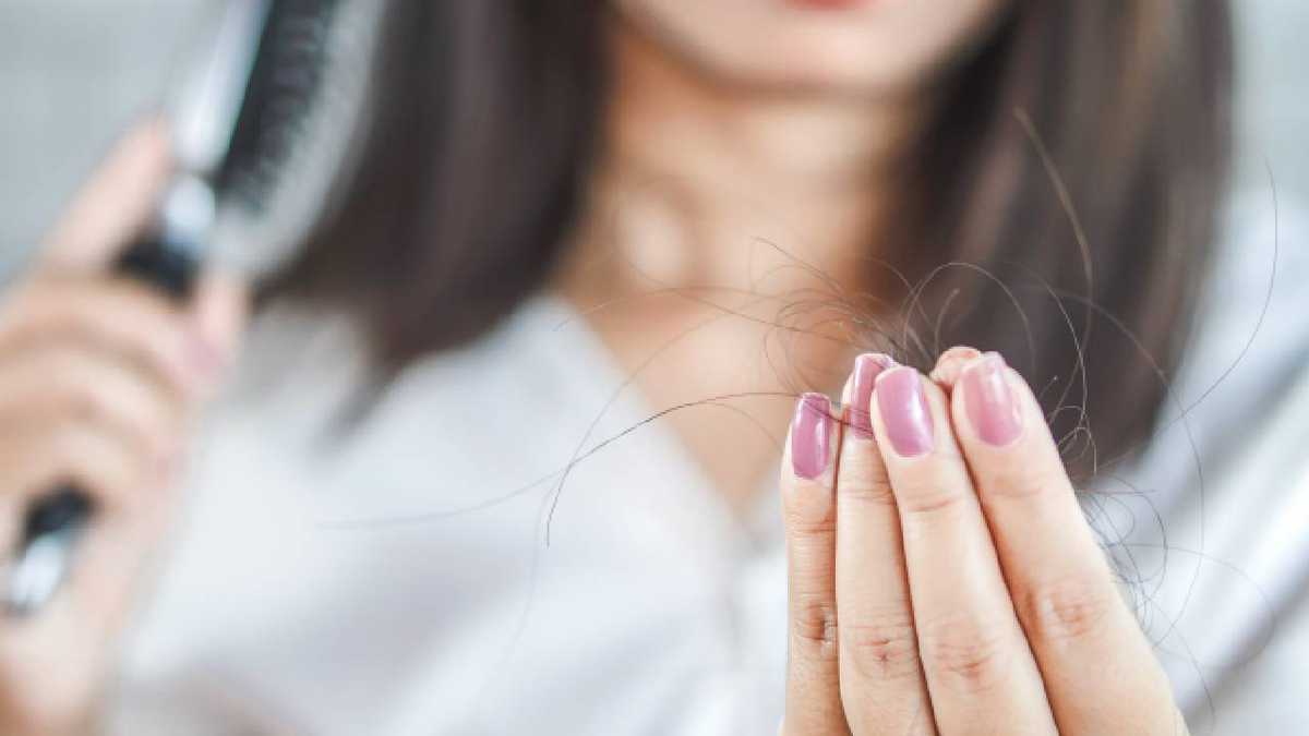 Expertos señalan que una persona puede llegar a perder entre 10 y 100 cabellos por día. Foto: Getty images.