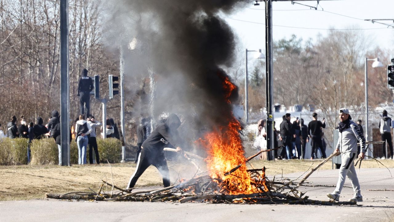 Los disturbios se extendieron durante el fin de semana (Photo by Stefan JERREVANG / various sources / AFP)