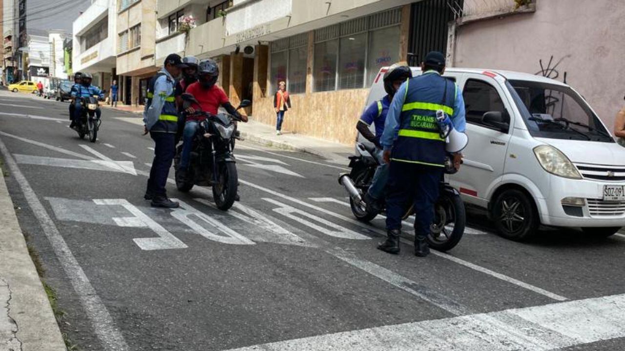 Tránsito de Bucaramanga ayuda a la movilidad - Twitter @transitobucara