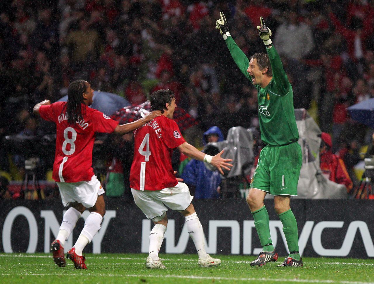 Andersen and Owen Hargreaves of Manchester United run up to celebrate with the jubulant Edwin Van Der Sar of Manchester United after he saved a penalty leading to Manchester Untied winning the Champions League final (Photo by AMA/Corbis via Getty Images)