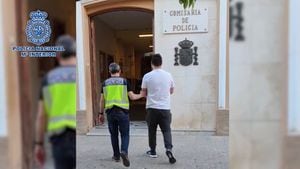 Un hombre que se hacía pasar como un “influencer” fue capturado por las autoridades españolas acusado de conseguir fotos sexuales de niñas.
