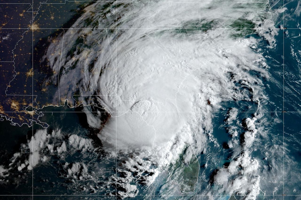 El huracán Idalia golpea la costa oeste de Florida en una imagen compuesta del satélite meteorológico GOES-East de la Administración Nacional Oceánica y Atmosférica (NOAA) el 30 de agosto de 2023.