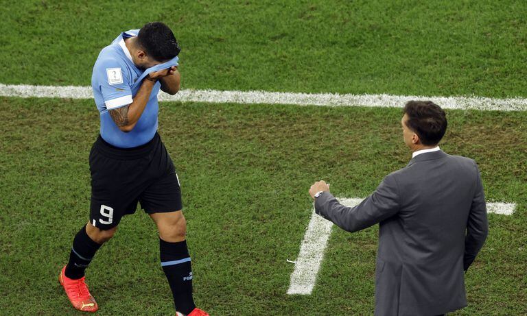 Soccer Football - FIFA World Cup Qatar 2022 - Group H - Ghana v Uruguay - Al Janoub Stadium, Al Wakrah, Qatar - December 2, 2022 Uruguay's Luis Suarez walks off the pitch after being substituted by Uruguay coach Diego Alonso REUTERS/Albert Gea