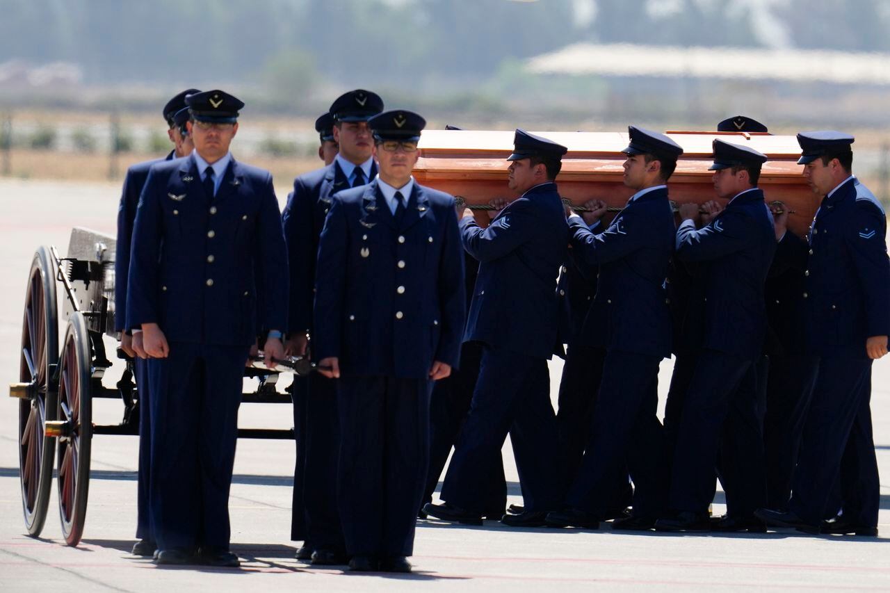 Los restos del expresidente chileno Sebastián Piñera llegan al aeropuerto para ser llevados al Congreso en Santiago, Chile, el miércoles 7 de febrero de 2024.
