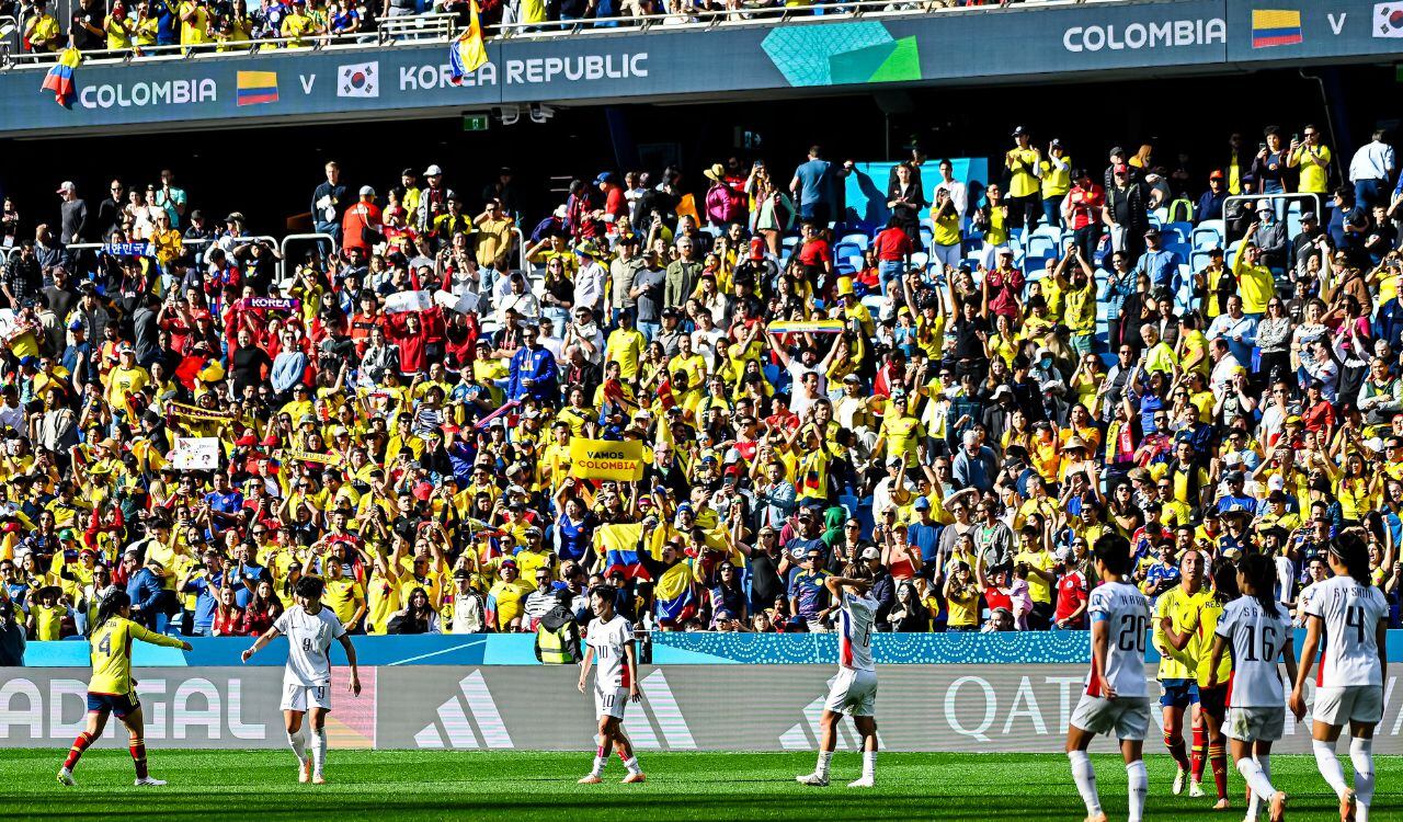 Hinchas de Colombia acompañaron al equipo en el debut del Mundial Femenino