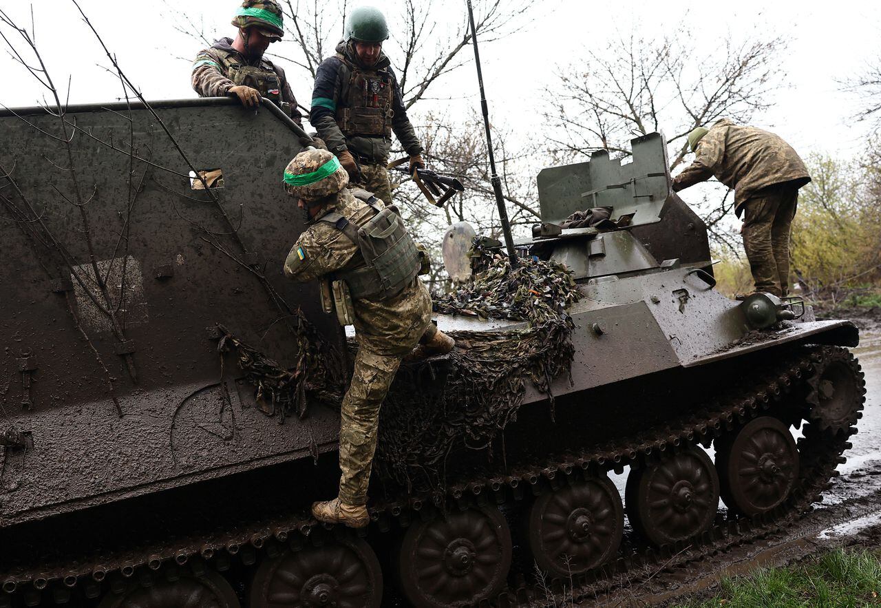 Militares ucranianos regresan de intensos combates en medio del ataque de Rusia a Ucrania, cerca de Bakhmut, Ucrania, 14 de abril de 2023.
