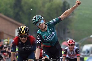 Jai Hindley, ciclista australiano del equipo Bora, celebra en en lo más alto del Blockhaus- Foto: AP