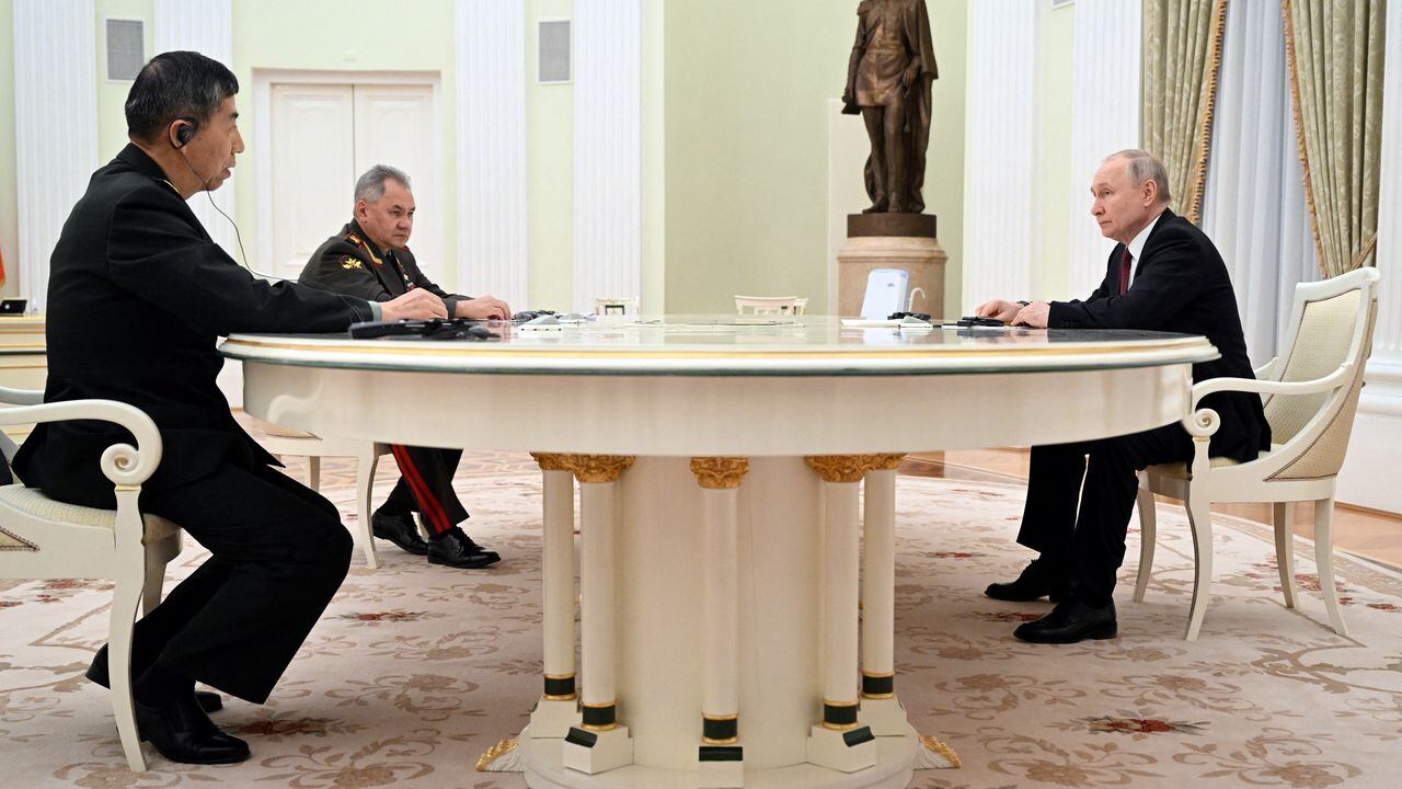 El presidente ruso Vladimir Putin, el ministro de Defensa Sergei Shoigu y el ministro de Defensa chino Li Shangfu asisten a una reunión en Moscú, Rusia
