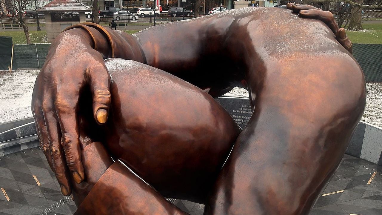 Así luce la escultura en honor a Martin Luther King Jr. la cual es criticada por tener un gran parecido a un pene, sí se le ve desde uno de sus lados