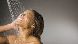 En la mañana la ducha puede ayudar a activar el cuerpo.