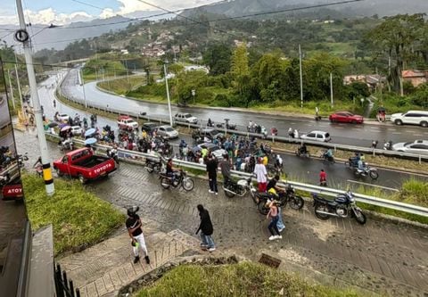 Entre la vida y la muerte se debate, en la Clínica las Vegas de Medellín, un joven de 20 años, que se accidentó en el municipio de Amagá, cuando al parecer, participaba en piques ilegales. Otros tres jóvenes también resultaron heridos, pero ya están fuera de peligro.