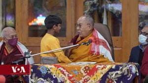 Video en el que aparece el Dalai Lama, Tenzin Gyatso, besando a un niño en la boca durante un oficio religioso