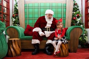 Niña posa para una foto con Santa en el Willow Grove Park Mall antes de Navidad en Willow Grove, Pensilvania, Estados Unidos. Foto REUTERS / Hannah Beier