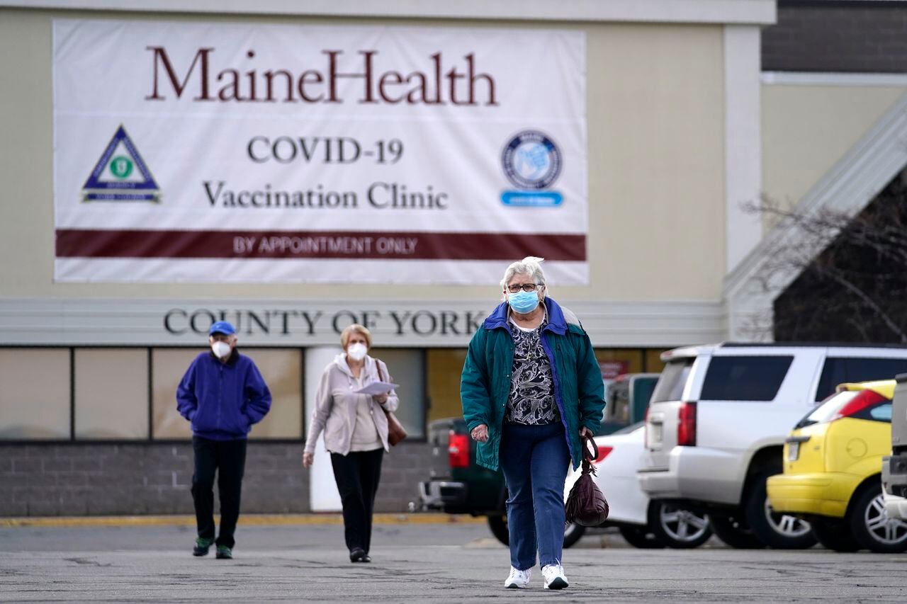 Personas mayores salen de un centro de vacunación operado por el departamento de salud de Maine en Sanford, Maine