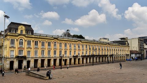 Se explora el significado detrás del nombre "Palacio de Lievano" y su importancia en la política de la ciudad.