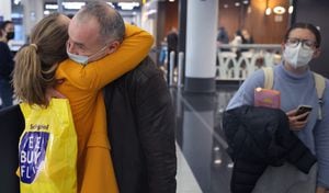 Emocionantes reencuentros se pudieron ver en los aeropuertos de Estados Unidos