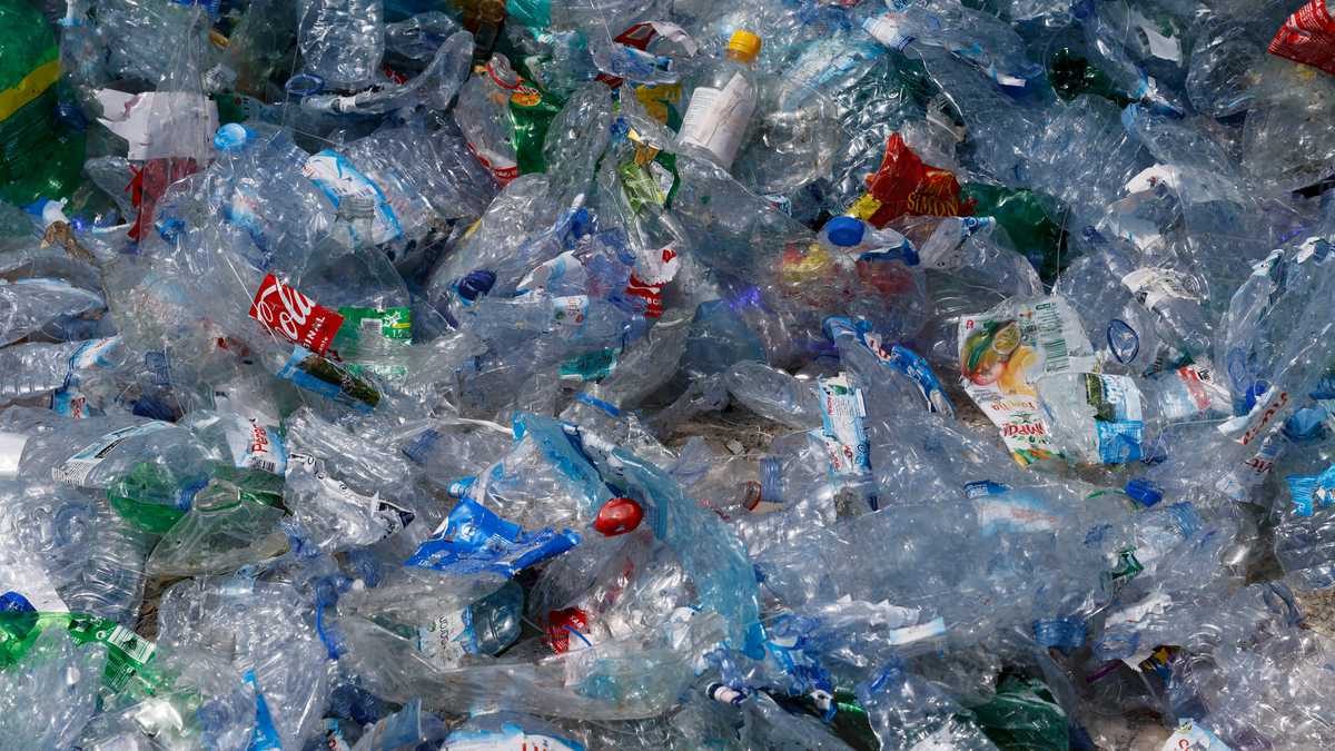 California deberá reducir el uso de paquetes de plástico no reciclable en al menos 30% en seis años (Photo by Ludovic MARIN / AFP)