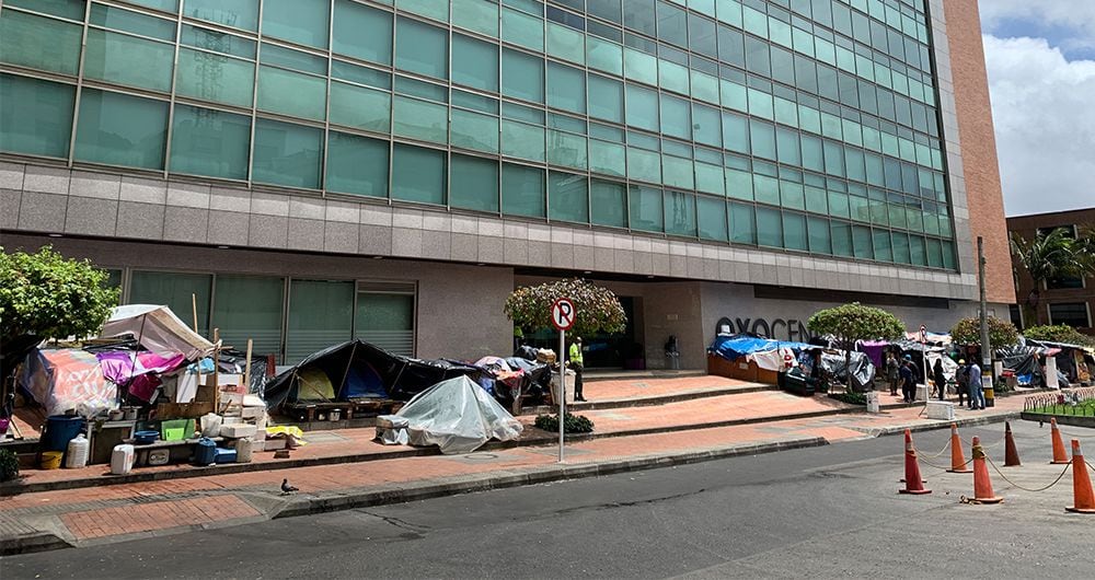 45 personas, entre adultos mayores, jóvenes y niños acampan desde hace 9 meses frente a la Embajada del Reino de Noruega en Bogotá, ubicada en la calle 94 con carrera 11.