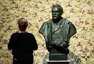El busto de Alfred Nobel, quien hizo una fortuna por in inventar la dinamita en 1866, y quien en su testamente ordenó la creación del premio. Foto: Jonathan NACKSTRAND / AFP)