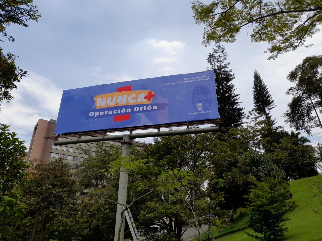 En Medellín están conmemorando la Semana de la Solidaridad con las Víctimas del Conflicto Armado, pero los mensajes puestos en las vallas han levantado ampolla.