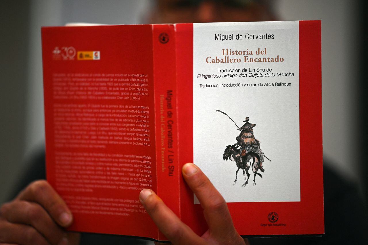 "Historia del Caballero Encantado" la traducción al español de la versión china del Quijote de la Mancha. (Photo by GABRIEL BOUYS / AFP)