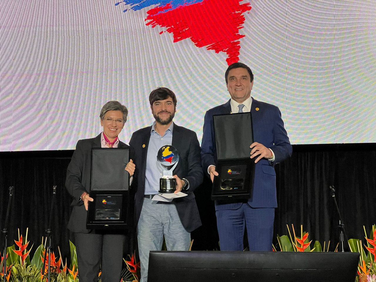Jaime Pumarejo, en el centro, con el premio a mejor gobernante del país