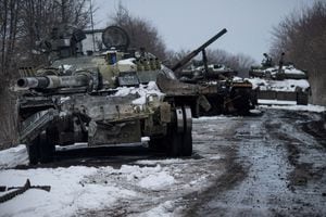 Se ven tanques rusos destruidos, en medio de la invasión rusa de Ucrania, en la región de Sumy, Ucrania. Foto Irina Rybakova/Servicio de prensa de las Fuerzas Terrestres de Ucrania/ REUTERS 
