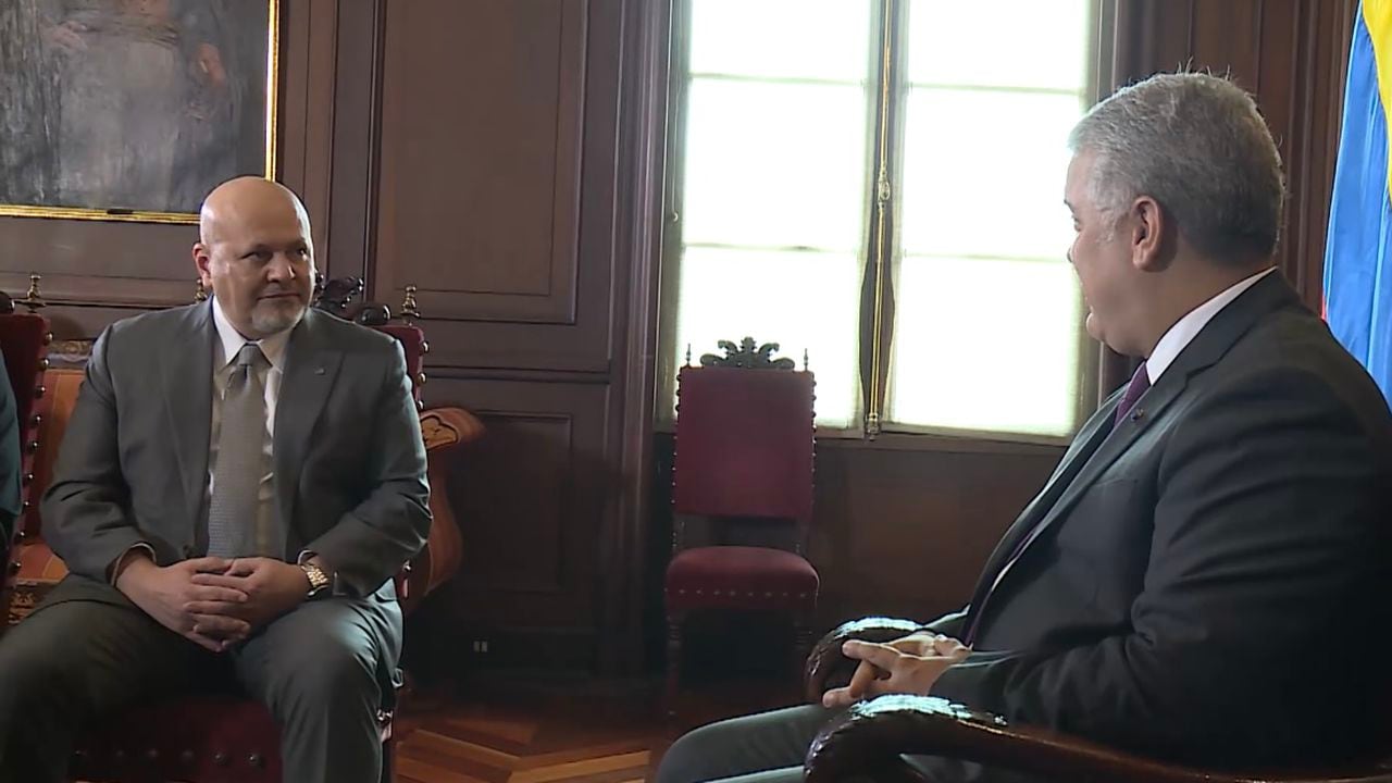 Iván Duque presidente de Colombia con el fiscal de la CPI