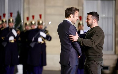 El presidente francés, Emmanuel Macron, da la bienvenida al presidente de Ucrania, Volodymyr Zelenskiy, para una reunión en el Palacio del Elíseo en París, Francia, el 8 de febrero de 2023.