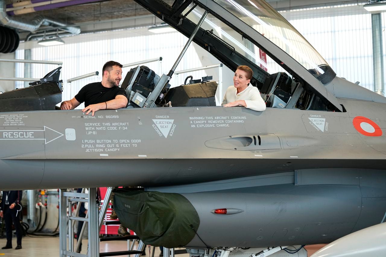 El presidente de Ucrania, Volodymyr Zelenskyy, a la izquierda, y la primera ministra de Dinamarca, Mette Frederiksen, se sientan en un avión de combate F-16 en la base aérea de Skrydstrup, en Vojens, Dinamarca