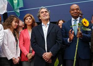 El candidato presidencial Sergio Fajardo oficializó su aspiración presidencial ante la Registraduría Nacional con su fórmula vicepresidencial Luis Gilberto Murillo.