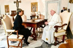 Verónica Alcocer y el papa Francisco.