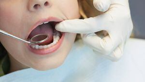 A parte del cepillado de dientes correcto, existen preparaciones naturales para prevenir el mal aliento en niños. Foto: Getty Images.
