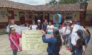 Padres de familia reclaman por el cese de actividades educativas en colegio de San Vicente de Ferrer Antioquia.