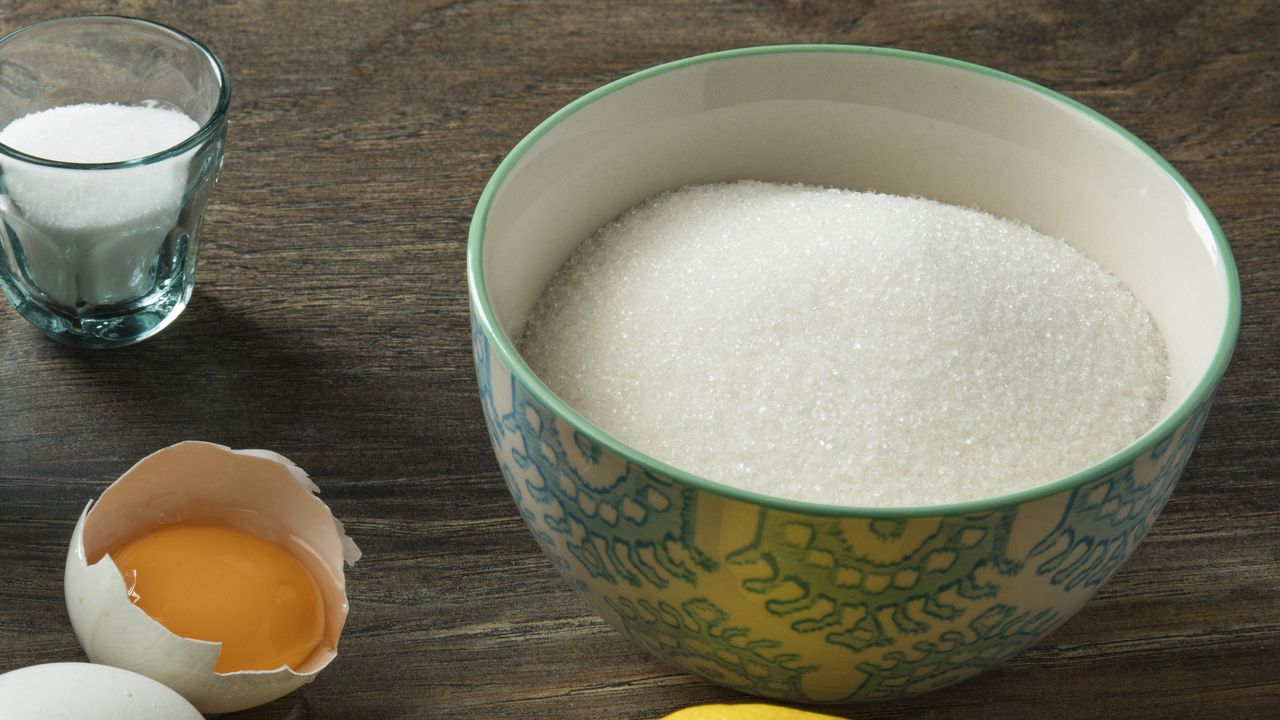 Sal vs. Azúcar, ¿Qué sustancia es más tóxica para el organismo y cómo dejarla de consumir?