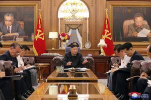 En esta imagen, distribuida por el gobierno de Corea del Norte, el líder del país, Kim Jong Un (centro), durante una reunión con altos cargos del partido gobernante, en Pyongyang, el 7 de junio de 2021. (Agencia Central de Noticias de Corea/Korea News Service vía AP)
