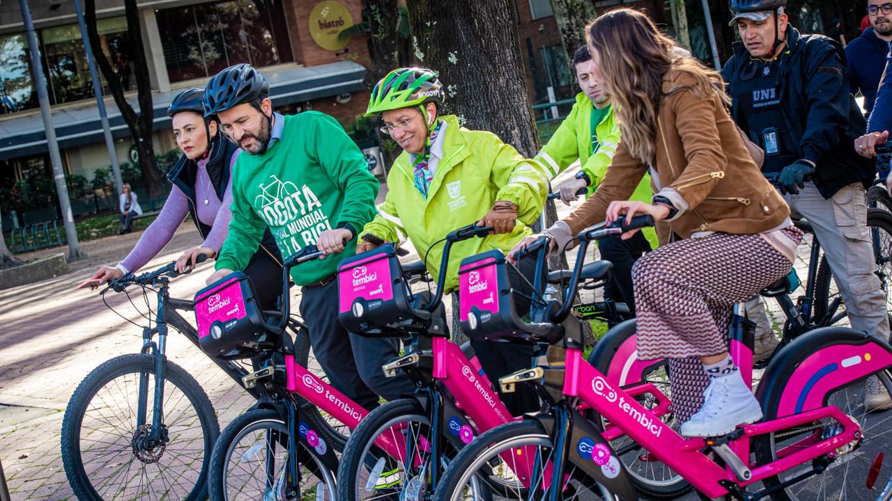La alcaldesa Claudia López y el secretario de Movilidad, Felipe Ramírez, iniciaron el plan piloto del sistema de bicicletas compartidas.