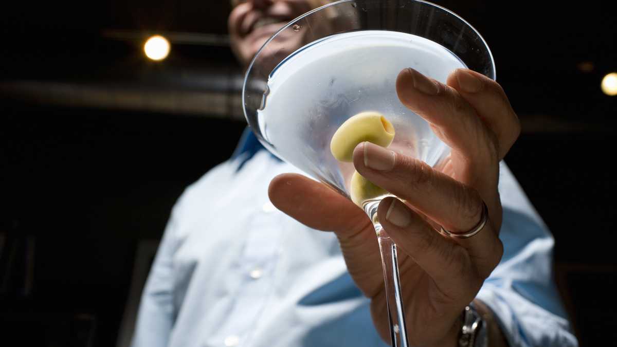 Por lo general los delincuentes agregan la escopolamina a las bebidas. Foto: Getty Images