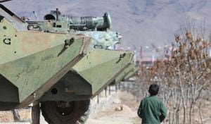 Dos niños en Afganistán murieron y otro resultó herido por jugar con un artefacto de guerra olvidado.