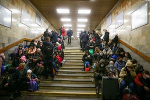 La gente se refugia en una estación de metro, después de que el presidente ruso, Vladimir Putin, autorizó una operación militar en el este de Ucrania, en Kiev, Ucrania, el 24 de febrero de 2022. REUTERS/Viacheslav Ratynskyi