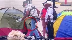 En el Parque de los pies descalzos, están acampando personas del colectivo Ríos Vivios que protestan por el impacto de HidroItuango. De forma inexplicable es detectado un poderoso fusil que luego es encaletado en un costal.