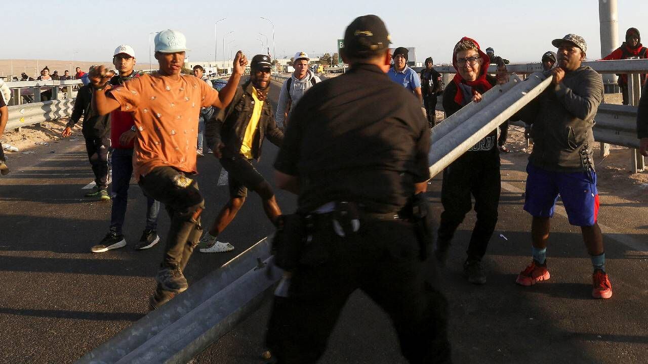 Migrantes indocumentados, en su mayoría de Venezuela, Colombia y Haití, bloquean una carretera; ya que chocan con un oficial de policía peruano.