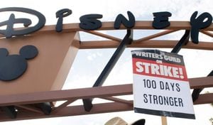 Hace unos días, guionistas protestaron frente a los estudios de Disney en Burbank, California.