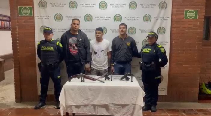 Estos son los tres delincuentes capturados en Bogotá por la Policía tras hurtar un vehículo en el barrio Gustavo Restrepo.