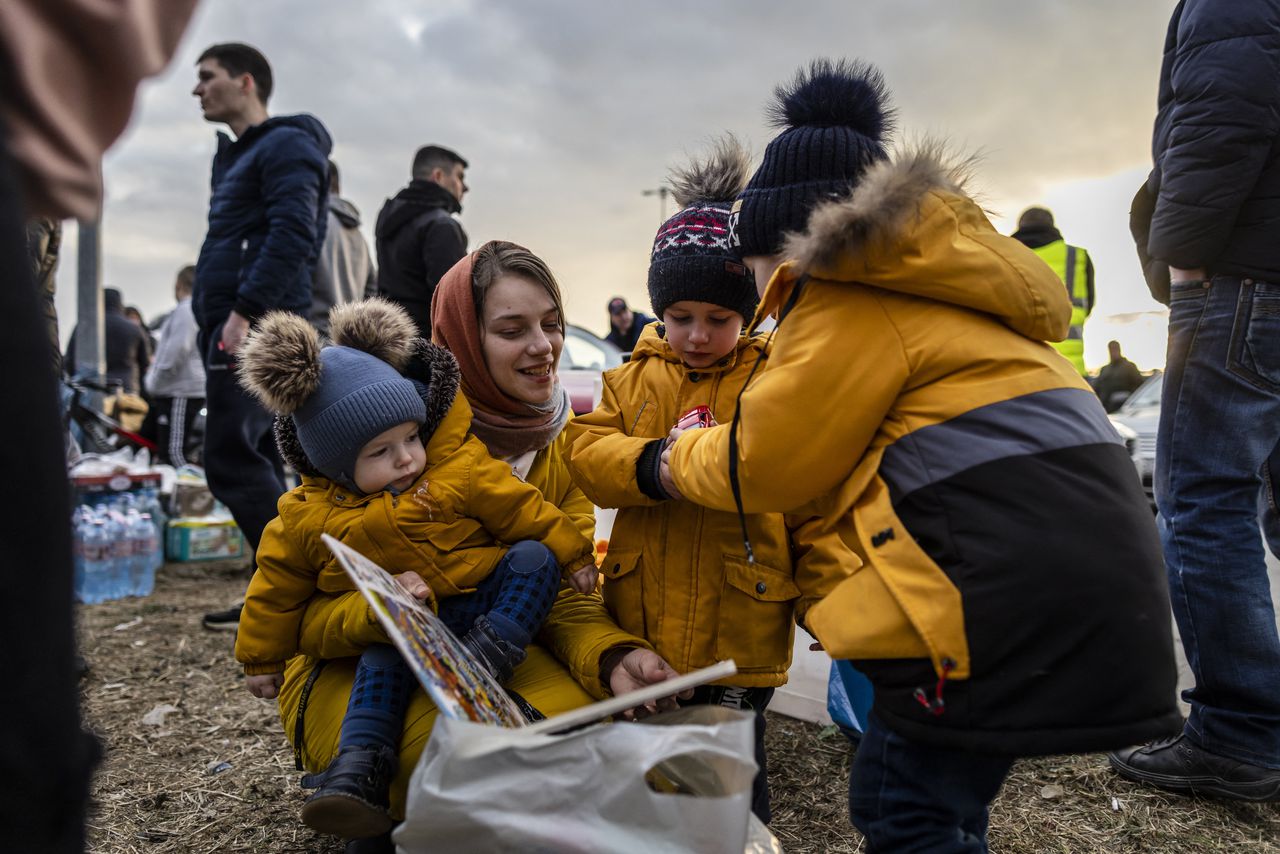 Refugiados ucranianos llegan desde el cruce fronterizo peatonal de Medyka, en Przemsyl, este de Polonia, el 26 de febrero de 2022, luego de la invasión rusa de Ucrania. - Ignorando las advertencias de Occidente, el presidente ruso, Vladimir Putin, desató una invasión a gran escala de Ucrania.