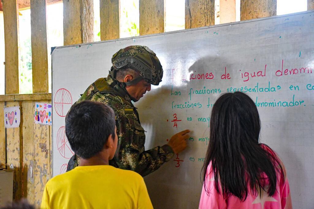 Comandante de la Cuarta Brigada dio clase de matemáticas a niños indígenas