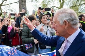 El rey Carlos III de Gran Bretaña saluda a los simpatizantes fuera del Palacio de Buckingham, en Londres, el viernes 5 de mayo de 2023, un día antes de que se lleve a cabo su coronación en la Abadía de Westminster.(Toby Melville, Pool via AP)