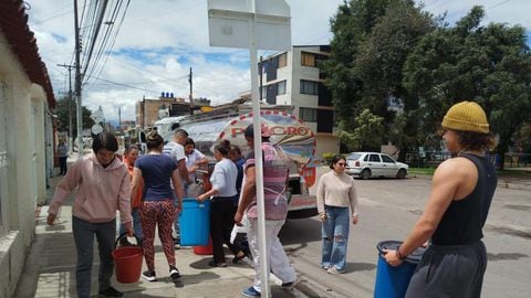 Carrotanques suministrando agua al barrio Modelia, al que aún no llega el líquido tras el racionamiento.