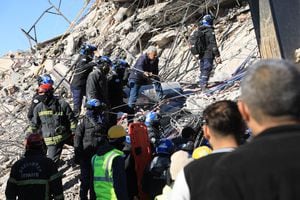 Rescatistas de Malasia y Turquía buscan sobrevivientes bajo los escombros de edificios derrumbados en Nurdagi, en el campo de Gaziantep, el 9 de febrero de 2023, tres días después de un terremoto mortal que azotó Turquía y Siria. (Photo by Zein Al RIFAI / AFP)
