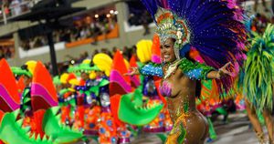 Una bailarina en plena celebración del Carnaval de Rio de Janeiro, en el Sambódromo.